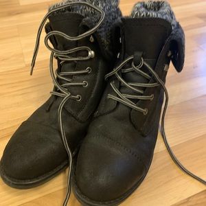 White mountain black boots size 8M